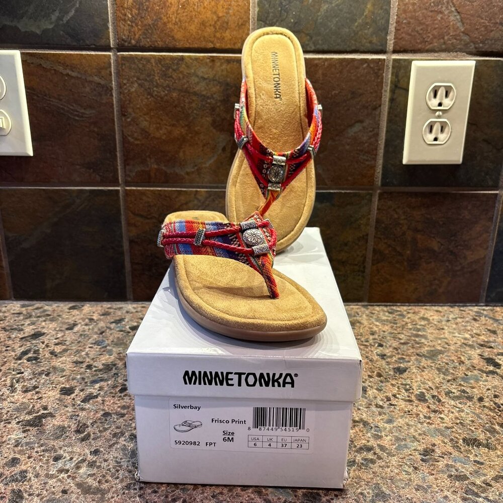New in Box Minnetonka Silverbag Frisco Print Thong Sandals 6M Multicolor